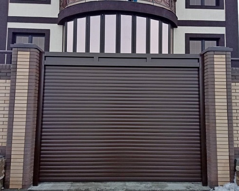 Роллетные ворота Алютех серии Prestige со сплошным алюминиевым профилем роликовой прокатки AG/77 с доставкой в Геленджике 